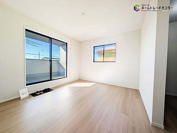 【リビング以外の居室】2面採光を確保した明るい室内は、風通しも良く居心地の良い空間となっております。爽やかな風を感じて起きる朝は、快適生活の始まりに！