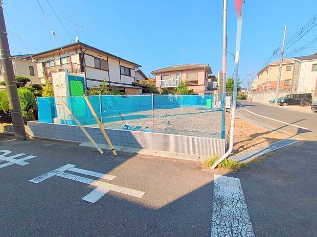 【現地外観写真】嬉しい設備仕様♪
食洗機、床暖房、浴室暖房乾燥機、水廻り集中設計、全洋室、リビングイン階段、パントリー、土間収納、テラスバルコニー、駐車3台可能等♪