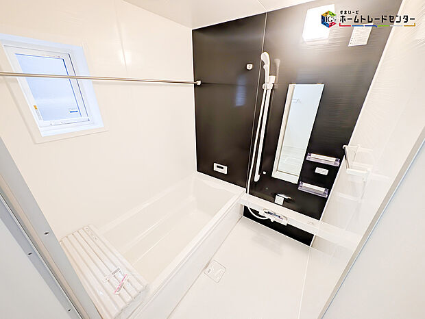 【浴室】毎日の疲れを癒す浴室は１坪タイプで、床は乾きやすく、滑りにくい速乾床を採用しておりお子様とのお風呂タイムも安心してゆったりとくつろげます。