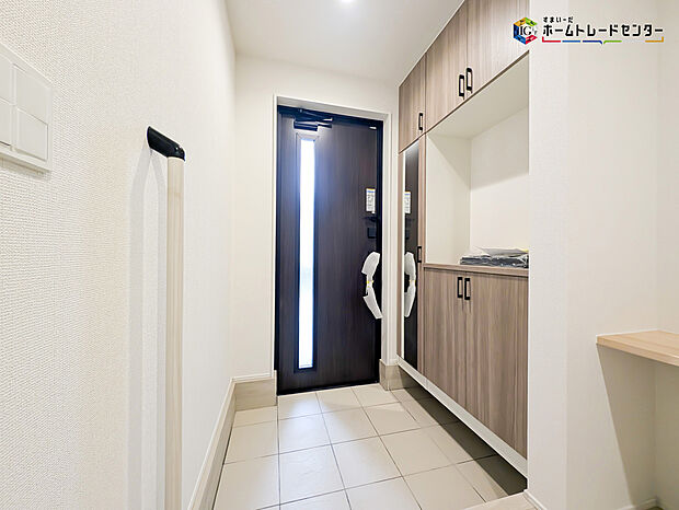 【玄関】明るく清潔感のある玄関でお客様を迎えるスペースをパッと明るい印象に！大容量の収納力で大家族の履物もすっきり収納できます♪ウッドテイストの玄関ドアがお洒落です。