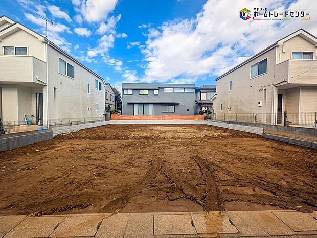 【現地外観写真】嬉しい仕様設備♪
南向き、全洋室、リビングイン階段、ファミリークローゼット、WIC、SIC、2階ホール物入、南面バルコニー、駐車2台可能等♪