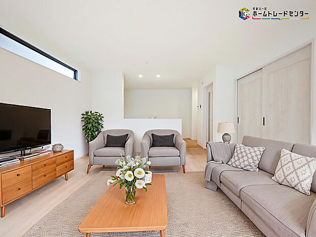 【リビング】インテリアプランが考えやすいワイドなリビング♪広々としたLDKに、自分好みのインテリアでレイアウト。季節ごとに模様替えなども、楽しみの一つとなりそうです
※こちらの写真は、家具をCGで合成したものです