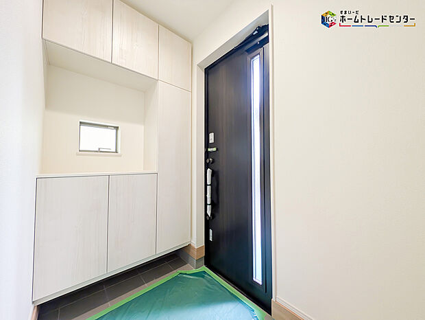 【玄関】明るく清潔感のある玄関でお客様を迎えるスペースをパッと明るい印象に!大容量の収納力で大家族の履物もすっきり収納できます♪ウッドテイストの玄関ドアがお洒落です。