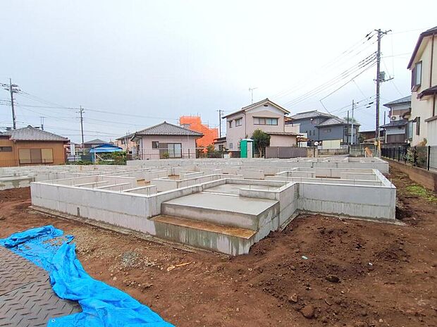 【現地外観写真】嬉しい仕様設備♪
水廻り集中設計、全洋室、WIC、パントリー、フリーコーナー、ワイドバルコニー、庭、駐車2台可能等！