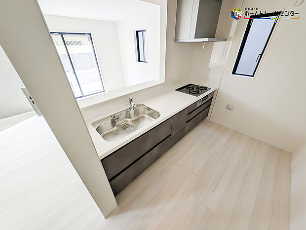 【キッチン】対面式キッチンは、家族のコミュニケーションを育み、子育て家族にも好適なプラン!リビングで寛ぐご家族をいつも感じられます♪会話を楽しみながら家事ができ、小さいお子様がいても安心です!