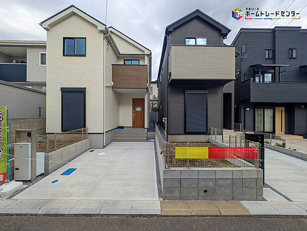 【現地外観写真】嬉しい仕様がたくさん！
南向き、水廻り集中設計、全洋室、浴室乾燥機、WIC、SIC、LDK可動棚、ランドリースペース、宅配BOX、カースペース1台分等♪