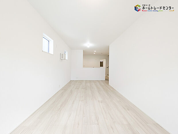 【リビング】やわらかな光が包み込む、家族が集まるリビング・ダイニング。広がりのある住空間、洗練されたデザイン、豊かな収納スペース。それらが日常をより快適に、より心地よいものにしてくれます。