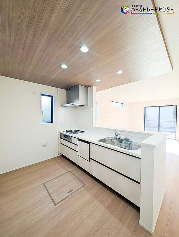 【キッチン】人気の対面式キッチン♪
お食事の準備をしながらでもご家族とのコミュニケーションを楽しめます♪お子様のお手伝いも増えますね♪