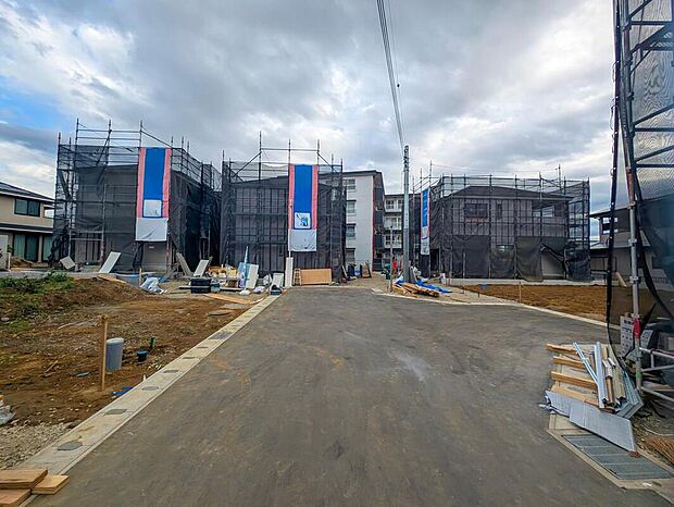 【現地外観写真】嬉しい仕様がたくさん！
浴室乾燥機、水廻り集中設計、和室、テレワークルーム、ホール収納、インナーバルコニー、防犯カメラ、駐車2台可能等！