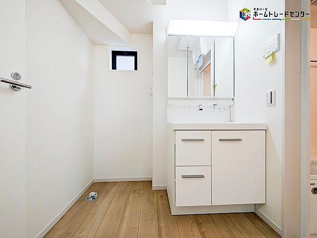 【洗面台・洗面所】散らかりがちな洗面台も三面鏡の後ろの収納でスッキリ♪
三面鏡の後ろ以外にも収納がございますので、ちょっとした生活用品等の収納もできます!