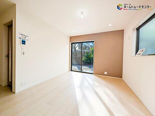 【リビング】明るい日差しがさすリビングは、家族の憩い空間。
窓から差し込む陽光は、時間の経過とともに位置を変え、部屋に変化と温もりをもたらしてくれます♪