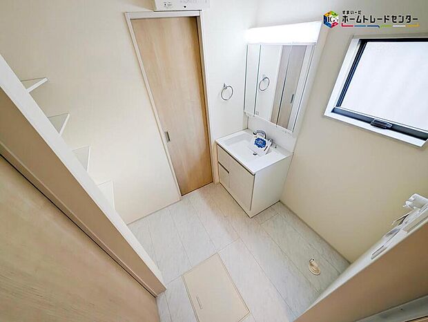 【洗面台・洗面所】朝シャンや日々のお手入れにも便利なシャワー付き洗面化粧台です。
収納もございますので、ちょっとした生活用品等の収納もできます！