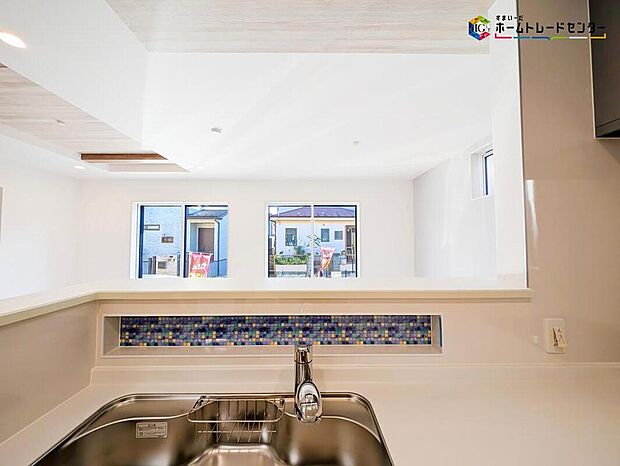 【キッチン】キッチンからのパパママ目線はコチラ♪キッチンは開放感もありリビングが見渡せます♪広くて明るいキッチンは大変使いやすくなっております。