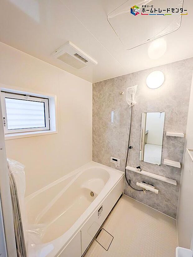 【浴室】ゆったり寛げる1坪タイプのシステムバス。
雨の日のお洗濯も安心の浴室乾燥機付き♪
毎日の疲れを洗い流せるような憩いの空間です！