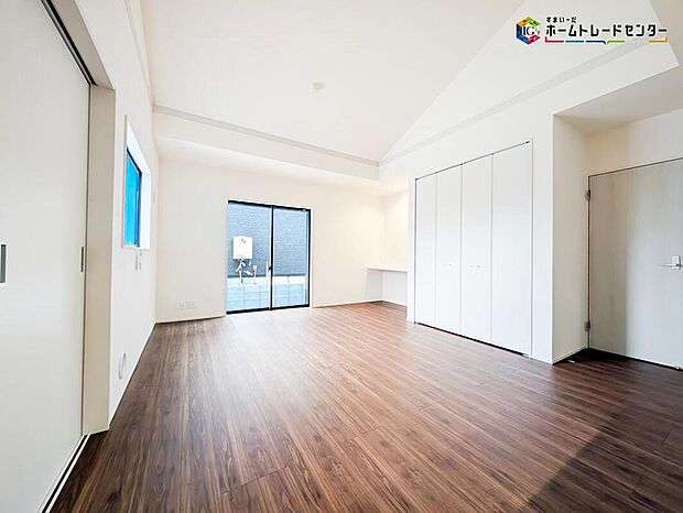 【リビング】陽光差し込む明るいリビング♪広々とした開放感あふれるLDKはゆったり寛げる充分な広さがございますので、ご家族でインテリアのレイアウトを考えるのも楽しみになりそうです。大きめのソファも置けますね♪