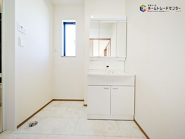 【洗面】白を基調とした爽やかなサニタリースペース。清潔感のある快適空間です。毎日の身支度も気持ち良くお使い頂けます!!高級感があり毎日の身だしなみも気分が上がりますね♪