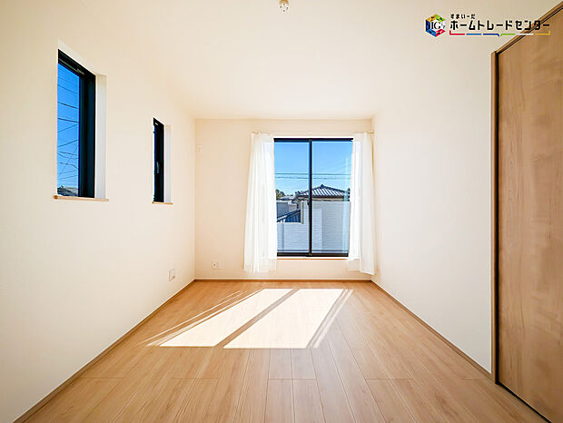 【リビング以外の居室】2面採光を確保した明るい室内は、風通しも良く居心地の良い空間となっております。爽やかな風を感じて起きる朝は、快適生活の始まりに!
