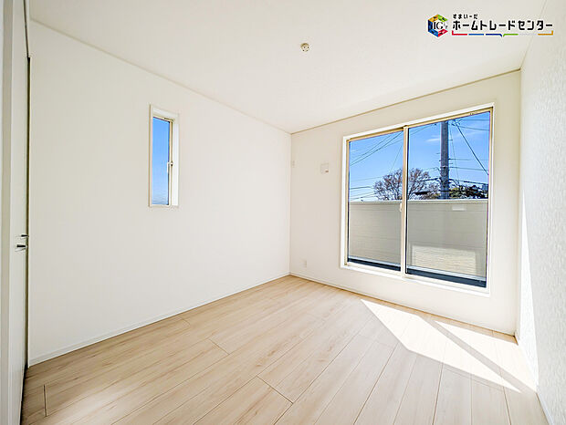 【リビング以外の居室】2面採光を確保した明るい室内は、風通しも良く居心地の良い空間となっております。爽やかな風を感じて起きる朝は、快適生活の始まりに!