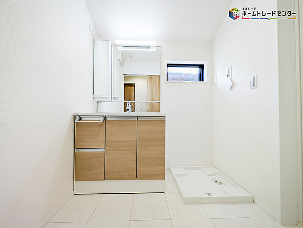 【洗面】白を基調とした爽やかなサニタリースペース。清潔感のある快適空間です。毎日の身支度も気持ち良くお使い頂けます!!高級感があり毎日の身だしなみも気分が上がりますね♪