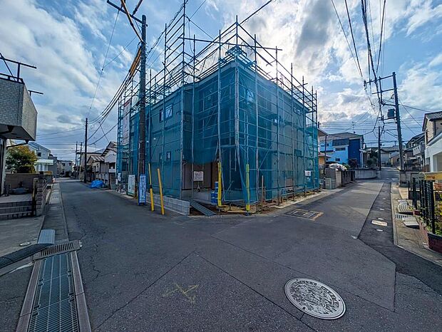【前面道路含む現地写真】2026年2月完成予定！
平日・お仕事帰りなど、いつでもご案内致します！
お気軽にお問い合わせ下さい♪