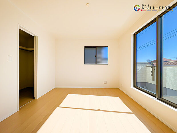 【リビング以外の居室】2面採光を確保した明るい室内は、風通しも良く居心地の良い空間となっております。爽やかな風を感じて起きる朝は、快適生活の始まりに！