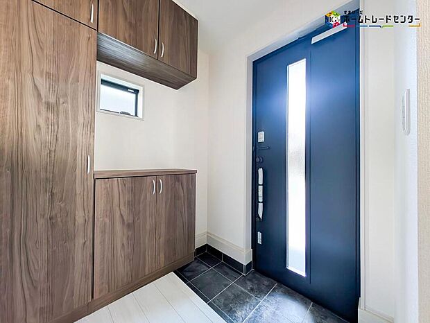 【玄関】ガラススリットの入った玄関ドアは室内に光を届けてくれる大事な存在です。ウッドテイストの玄関ドアがお洒落です!!