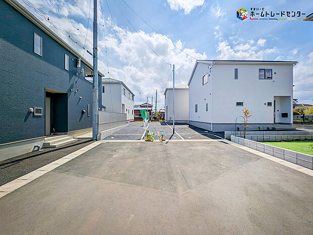 【前面道路を含む現地外観写真】2026年3月完成！
平日・お仕事帰りなど、いつでもご案内致します！
お気軽にお問い合わせ下さい♪