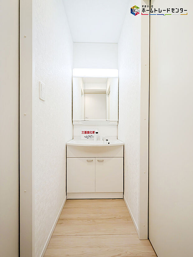 【洗面】白を基調とした爽やかな洗面台。清潔感のある快適空間です。毎日の身支度も気持ち良くお使い頂けます！！