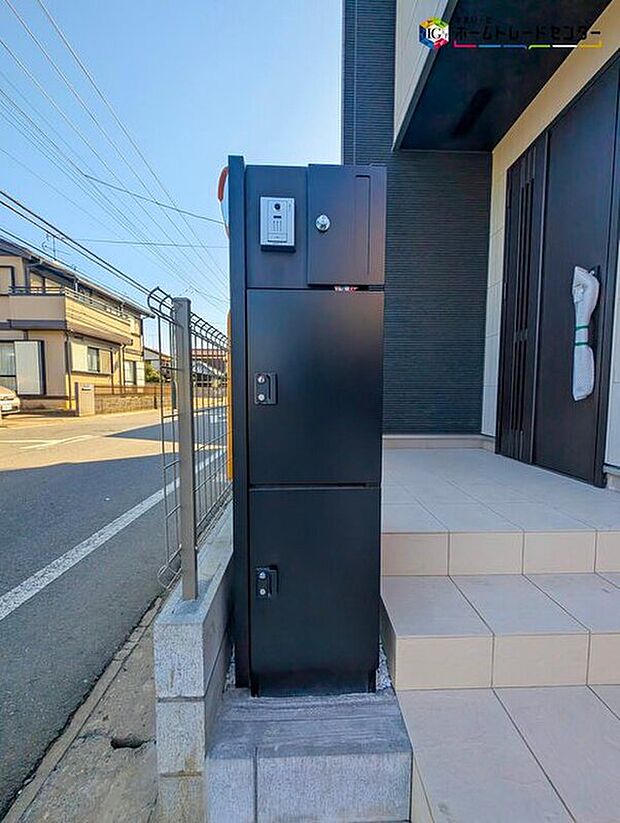 【宅配ボックス】戸建用の宅配ボックスを設置。外出時に大変便利です。インターホンやポストと一緒になってるので、スッキリとまとまったデザインです。