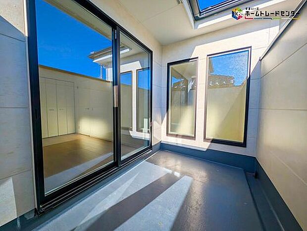 【バルコニー】広々としたバルコニーは、太陽の光がたくさん♪ご家族のお洗濯物やお布団もたっぷり干せる頼もしい存在です♪たくさんの洗濯物や全員の布団を一気に干せますね♪