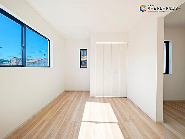 【リビング以外の居室】明るめのフローリングですので、壁紙ともマッチし、お部屋を更に広く見せてくれる効果も。風通しも良く、大変居心地の良い空間となっております。