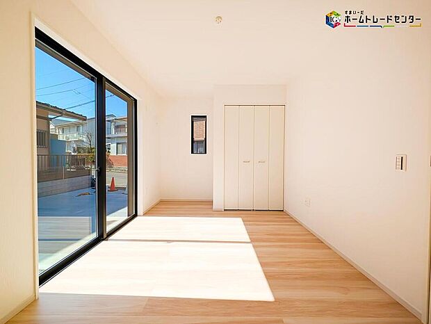 【リビング以外の居室】充分な広さの収納を備え、風通しも良く、大変居心地の良い採光良好な洋室は、快適空間。プライベートの時間もゆったりお寛ぎ頂けそうですね!