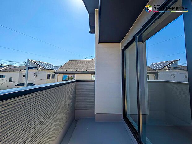 【バルコニー】広々としたバルコニーは、太陽の光がたくさん♪ご家族のお洗濯物やお布団もたっぷり干せる頼もしい存在です♪たくさんの洗濯物や全員の布団を一気に干せますね♪