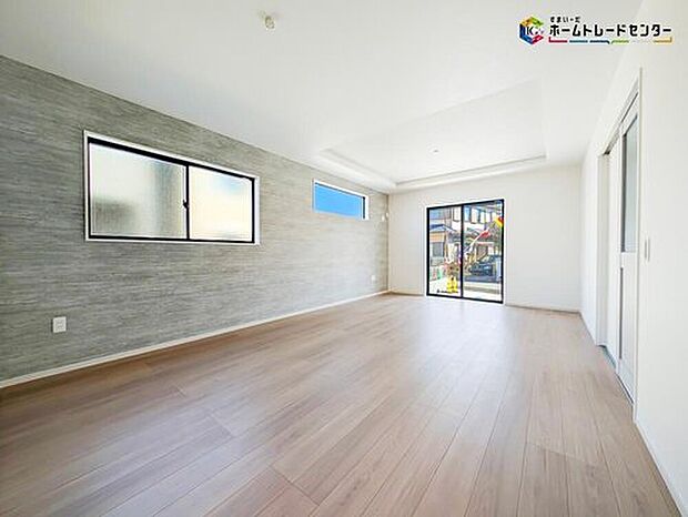 【リビング】陽光差し込む明るいリビング♪広々とした開放感あふれるLDKはゆったり寛げる充分な広さがございますので、ご家族でインテリアのレイアウトを考えるのも楽しみになりそうです。大きめのソファも置けますね♪