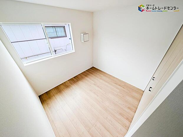 【リビング以外の居室】居室のサッシにはペアガラスを採用、高い断熱性による省エネと結露対策に有効です。室内を快適な空間に代えてくれます。現地の通風や採光も実際にご確認下さいませ。