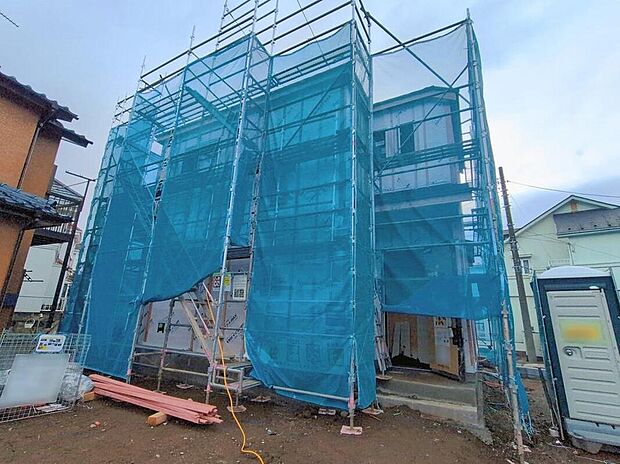 【現地外観写真】嬉しい仕様設備♪
全洋室、水廻り集中設計、サービススペース、WIC、LDK可動棚、ワイドバルコニー、駐車2台可能等!