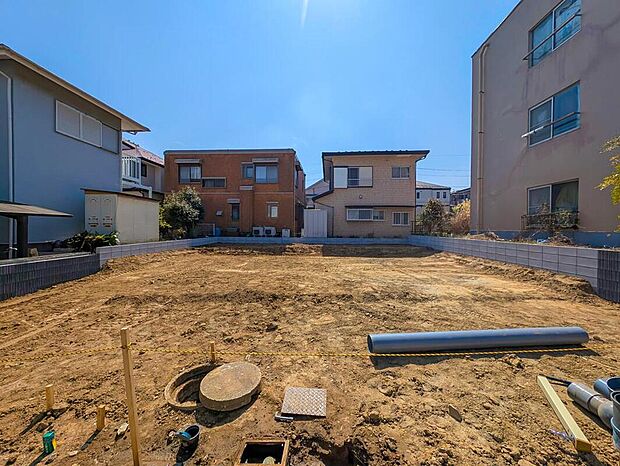 【現地外観写真】嬉しい仕様がたくさん!
全洋室、ファミリークロゼット、WIC、フリーコーナー(可動棚付)、ホール物入、ワイドバルコニー、庭、駐車2台可能等!