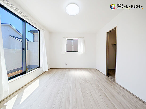 【リビング以外の居室】2面採光を確保した明るい室内は、風通しも良く居心地の良い空間となっております。爽やかな風を感じて起きる朝は、快適生活の始まりに!