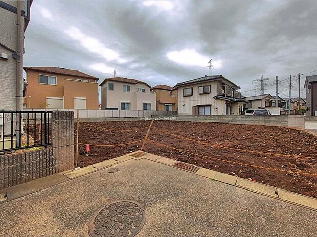 【現地外観写真】嬉しい仕様・設備がたくさん！
浴室乾燥機、和洋室、水廻り集中設計、WIC、SC、パントリー、南面バルコニー、南庭、駐車2台可能等！
