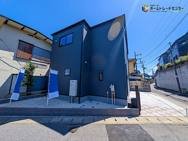 【現地外観写真】嬉しい仕様がたくさん！
LDK20帖、全洋室、浴室乾燥機、サービスルーム、ホール収納、人感センサー付きライト、南面バルコニー、宅配BOX、カースペース1台分等♪
