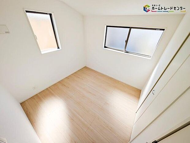 【リビング以外の居室】2面採光を確保した明るい室内は、風通しも良く、大変居心地の良い空間となっております。爽やかな風を感じて起きる朝は、快適生活の始まりに!