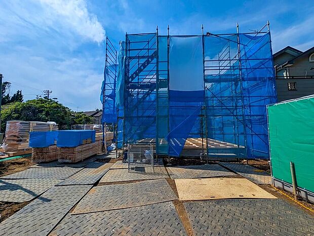 【現地外観写真】嬉しい仕様がたくさん！全居室南向き、浴室乾燥機、全洋室、WIC、パントリー、ホール物入、LDK可動棚、南面バルコニー、南庭、駐車2台可能等！