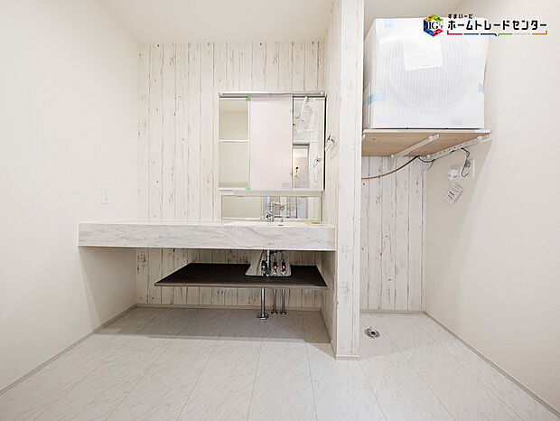 【洗面台・洗面所】ホテルのようなオシャレなデザインが特徴的な洗面化粧台!散らかりがちな洗面台も三面鏡の後ろの収納でスッキリ♪
ガス衣類乾燥機も標準仕様!