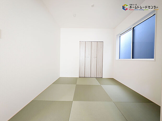【和室】コントラストがお洒落な縁なしタタミの和室♪
来客時にも重宝しますが、小さなお子様を寝かせるスペースとしても便利ですね。