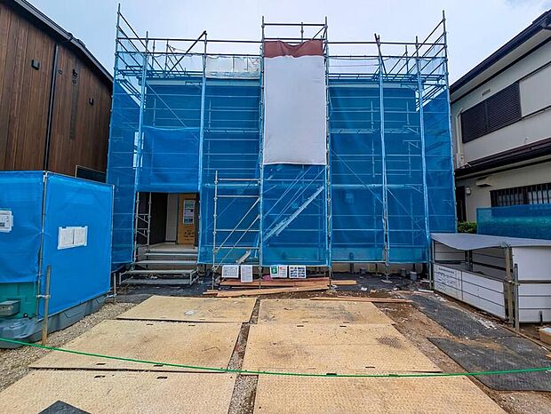 【現地外観写真】嬉しい仕様がたくさん！全居室南向き、全洋室、浴室乾燥機、水廻り集中設計、ファミリークローク、宅配BOX、インナーバルコニー、南庭、駐車3台可能（車種による）等♪