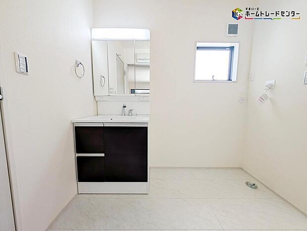 【洗面台・洗面所】朝シャンや日々のお手入れにも便利なシャワー付き洗面化粧台です。
収納もございますので、ちょっとした生活用品等の収納もできます！
