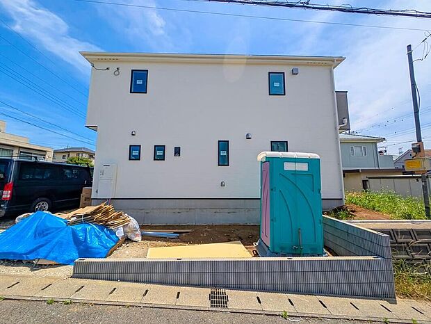 【現地外観写真】嬉しい仕様がたくさん！角地、南向き、全洋室、浴室乾燥機、水廻り集中設計、ファミリークローク、SIC、宅配BOX、南面バルコニー、南庭、駐車2台可能（車種による）等♪