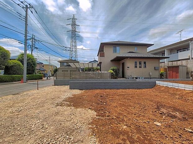 【現地外観写真】嬉しい仕様・設備がたくさん！浴室乾燥機、全洋室、水廻り集中設計、リビングイン階段、WIC、SC、パントリー、リネン庫、リビング収納、駐車2台可能等！