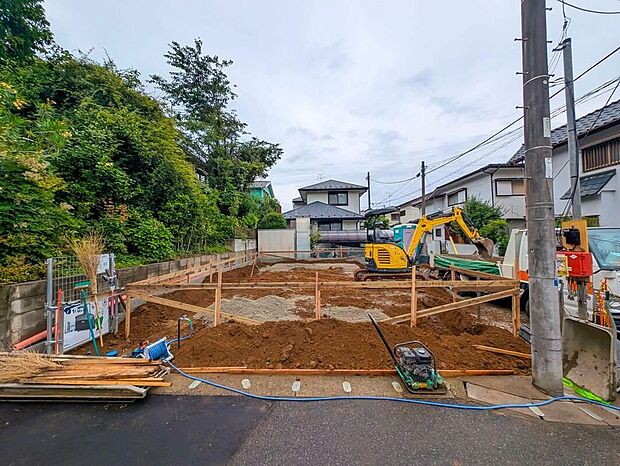 【現地外観写真】≪嬉しい仕様設備！≫角地、南向き、浴室乾燥機、水廻り集中設計、和室、インナーバルコニー、防犯カメラ、庭、駐車2台可能（車種による）等！