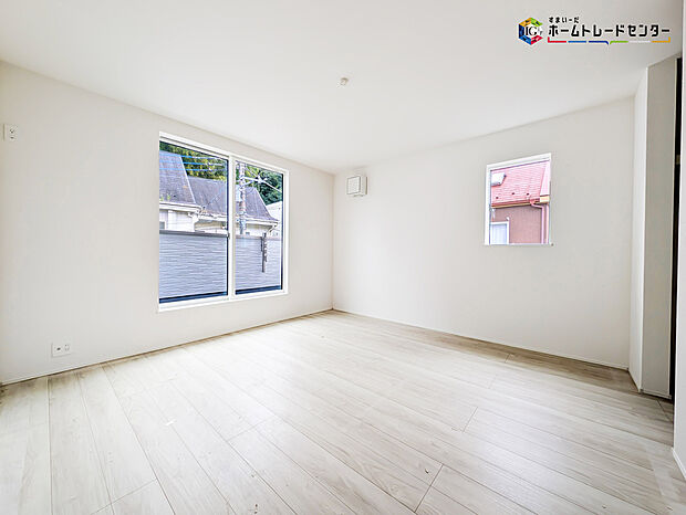 【リビング以外の居室】2面採光を確保した明るい室内は、風通しも良く居心地の良い空間となっております。爽やかな風を感じて起きる朝は、快適生活の始まりに!